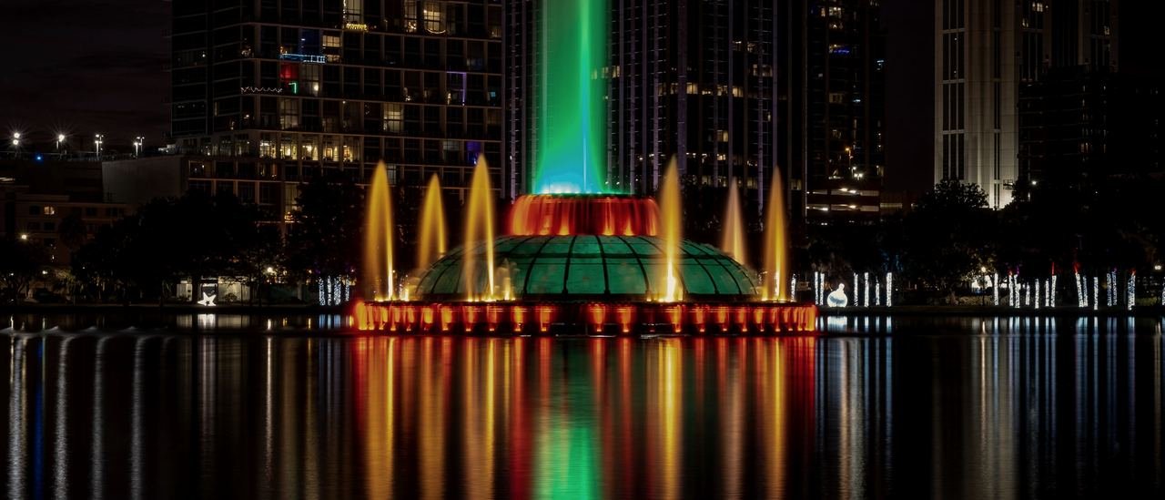 El lago Eola y el skyline de Orlando de noche