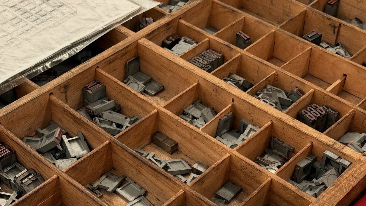 Una caja de madera con tipos metálicos de imprenta
