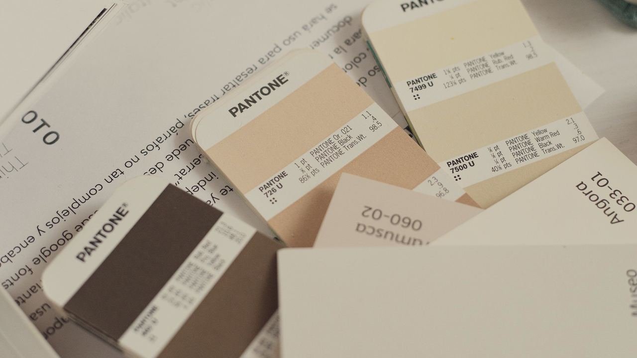 Muestras de color Pantone sobre un escritorio