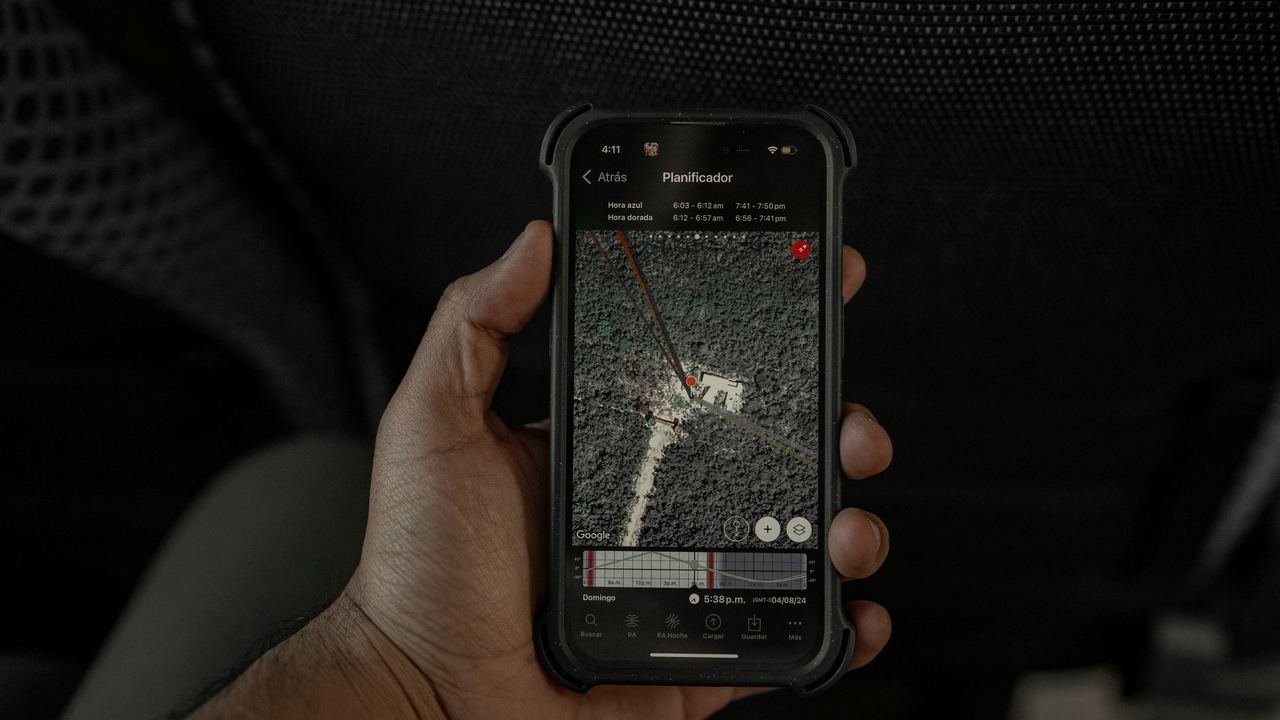 Una mano sosteniendo un celular con un mapa abierto